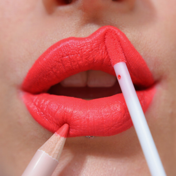 REVOLUTION LIP CONTOUR KIT - Acheter en ligne | Yousarssif Tunisie